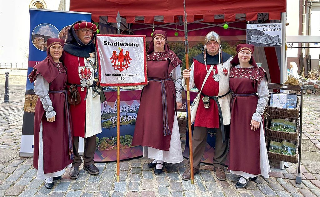 Die Salzwedeler Stadtwache am Stand der Hansestadt Koknese beim 41. Internationalen Hansetag in Riga.