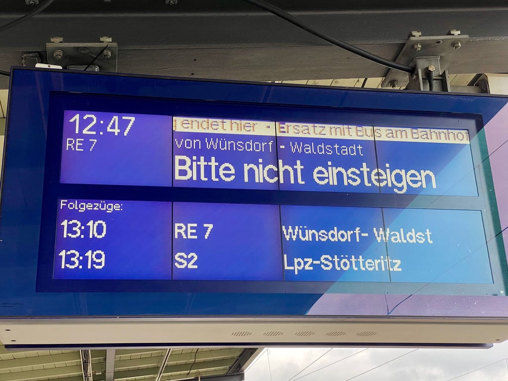 Für den RE Richtung Berlin wurde offenbar ein Busnotverkehr eingerichtet.