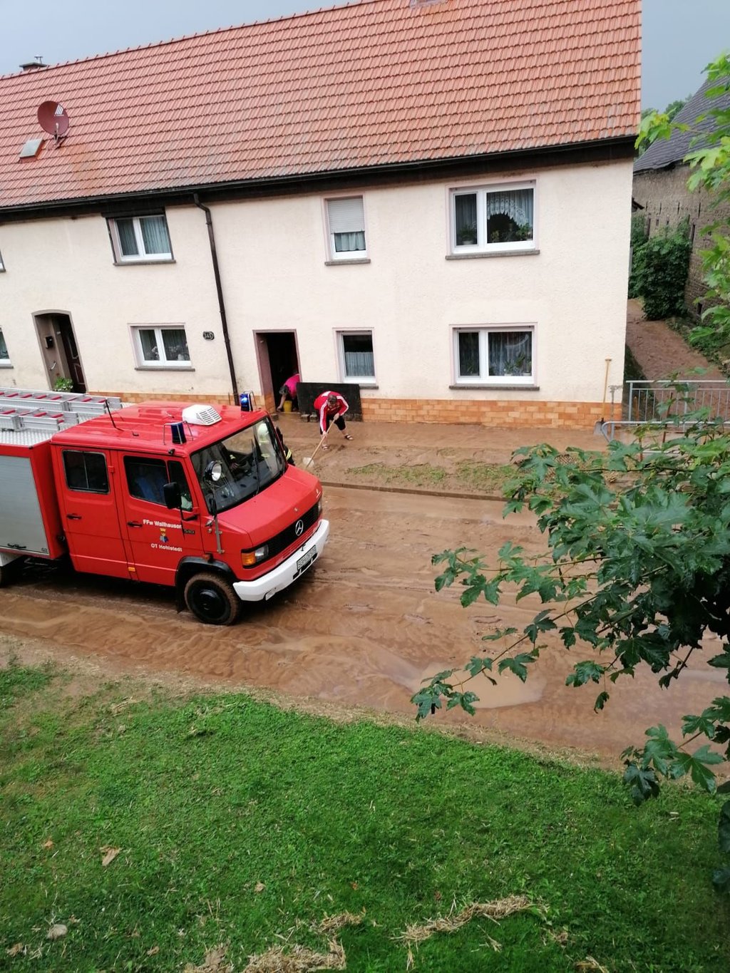 Feuerwehr bei den Aufräumarbeiten in Brücken