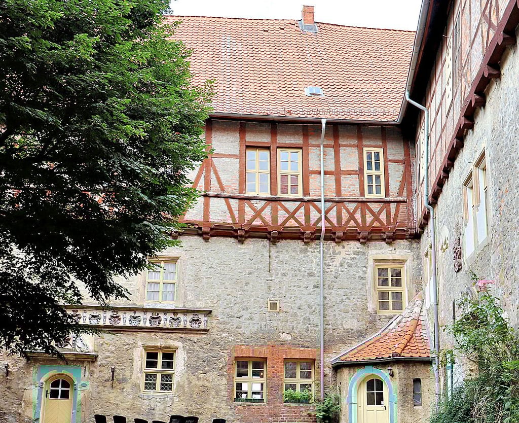 Blick in den Innenhof von Burg Schlanstedt, wo Gefahr von herabfallenden Dachziegeln droht. Die Löcher im Dach sind gut erkennbar.