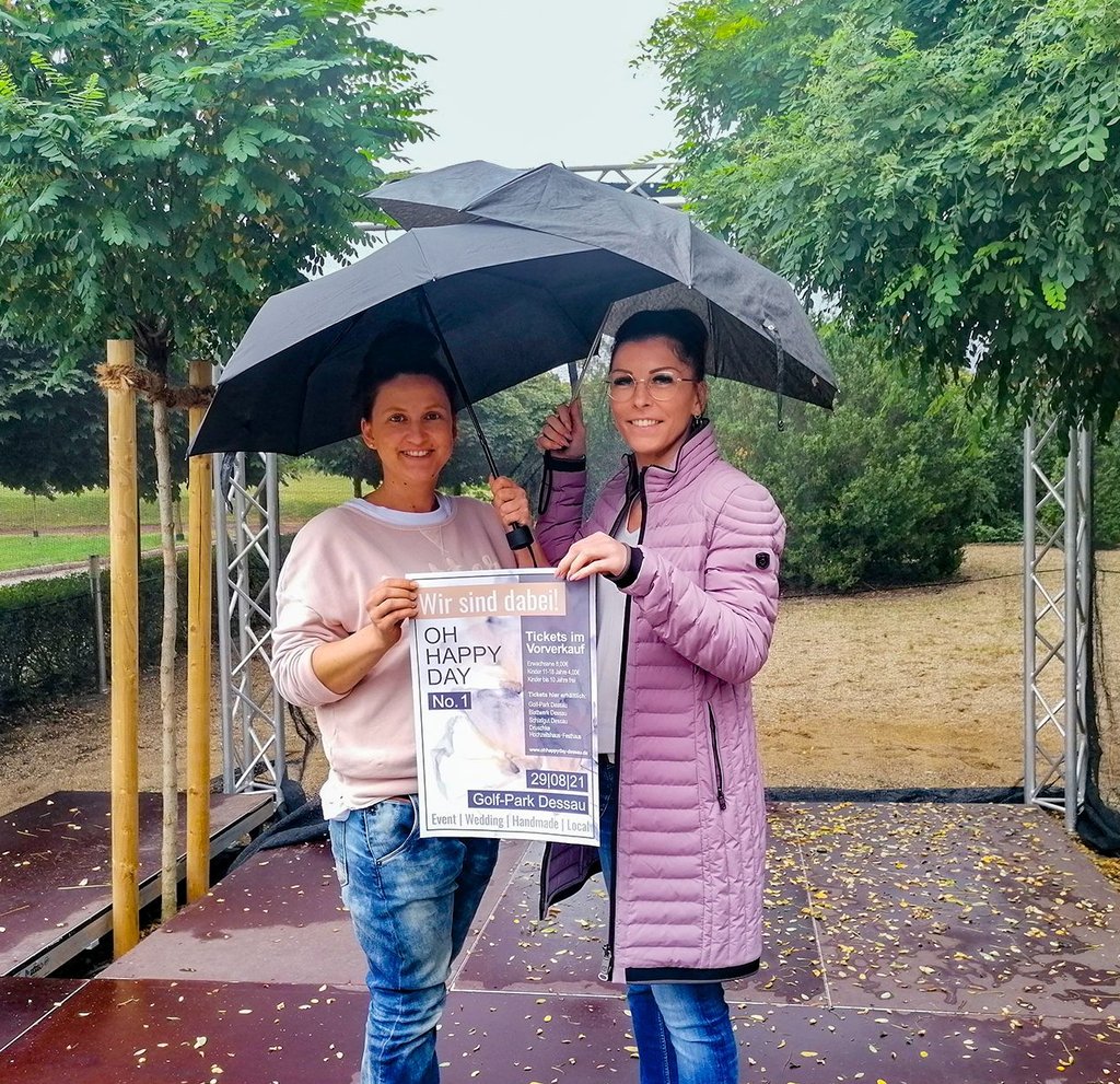 Auch vom Regen ließen sich Luisa Blabusch (links) und Anne Stein die Vorfreude nicht vermiesen, denn sie haben auch eine Schlechtwettervariante.