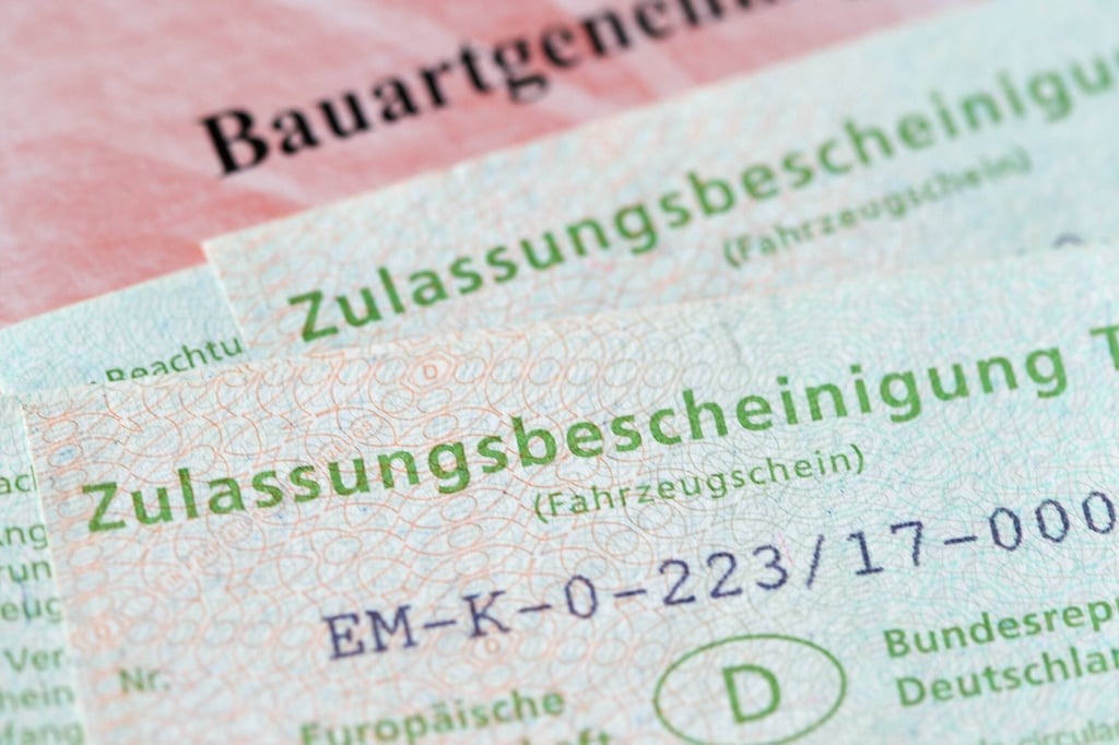 Die Bundesregierung prüft die Umstellung des Fahrzeugscheins (Symbolbild).