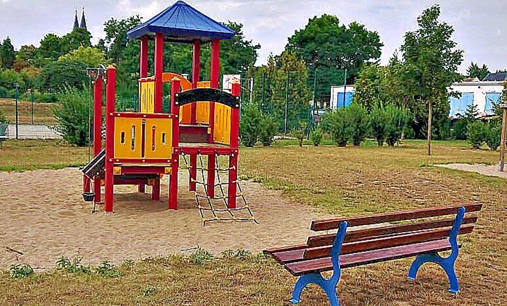 Die Bänke wurden auf dem Gelände des Spielplatzes hinter dem Netto-Markt aufgebaut