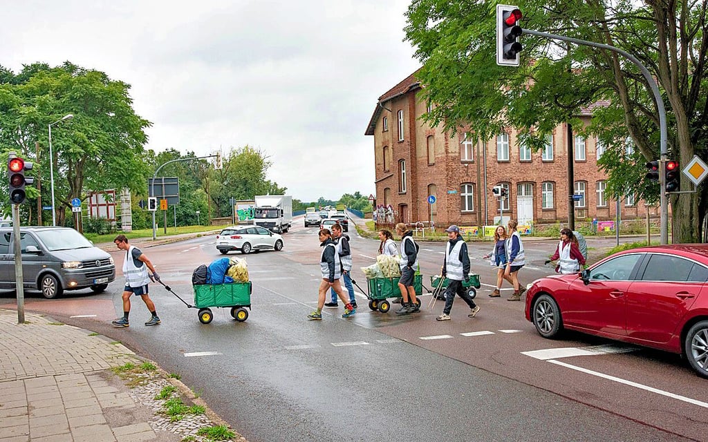Mit Müll- und Gepäckwagen auf dem Weg von Roßlau nach Dessau.