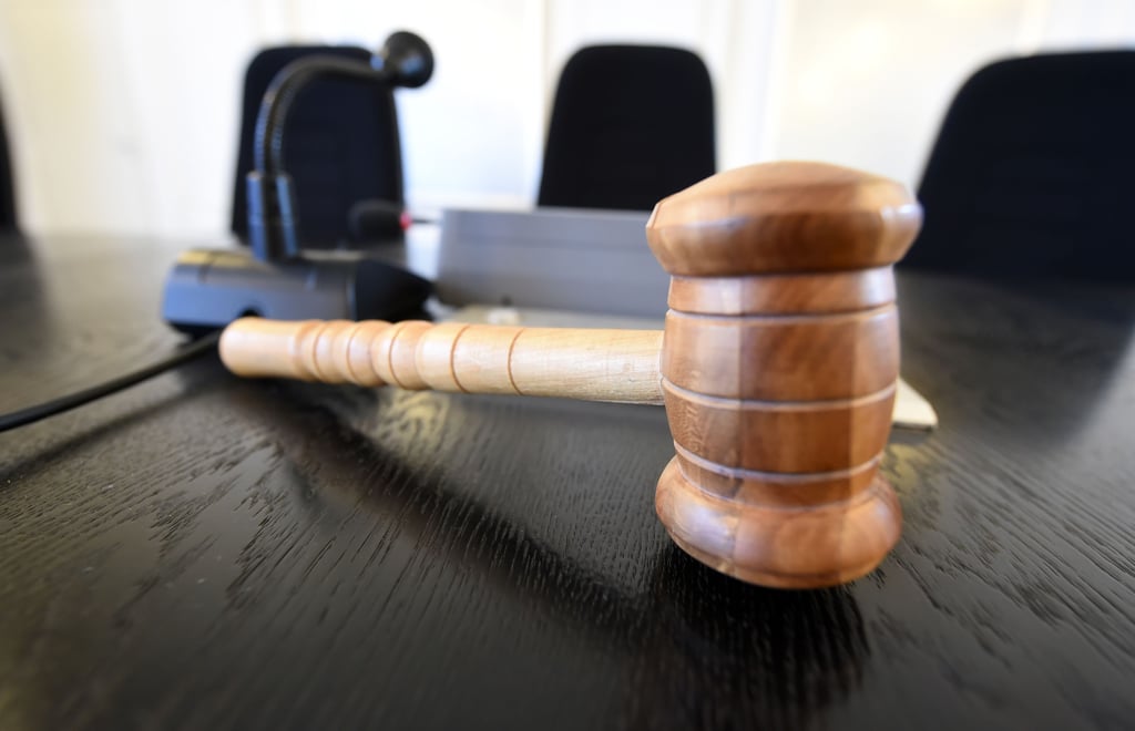 Im Oktober vergangenen Jahres sollen zwei Männer einen Mann in Osterweddingen totgeschlagen haben. Zuvor hatten sie dessen Auto beschädigt, worauf das spätere Opfer die beiden anfang 20-Jährigen zur Rede stellte. Morgen (14. September) wird das Urteil in Magdeburg erwartet.