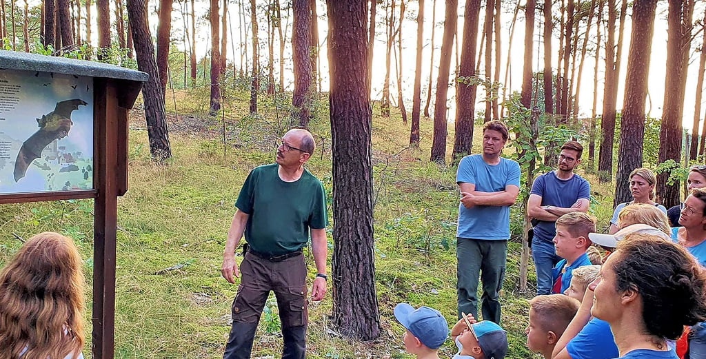 Mit Peter Busse, Martin Koch und Fabian Sieg (von links) stehen den Teilnehmern der Wanderung auf dem Lehrpfad in Klietz drei Fledermausexperten zur Seite.