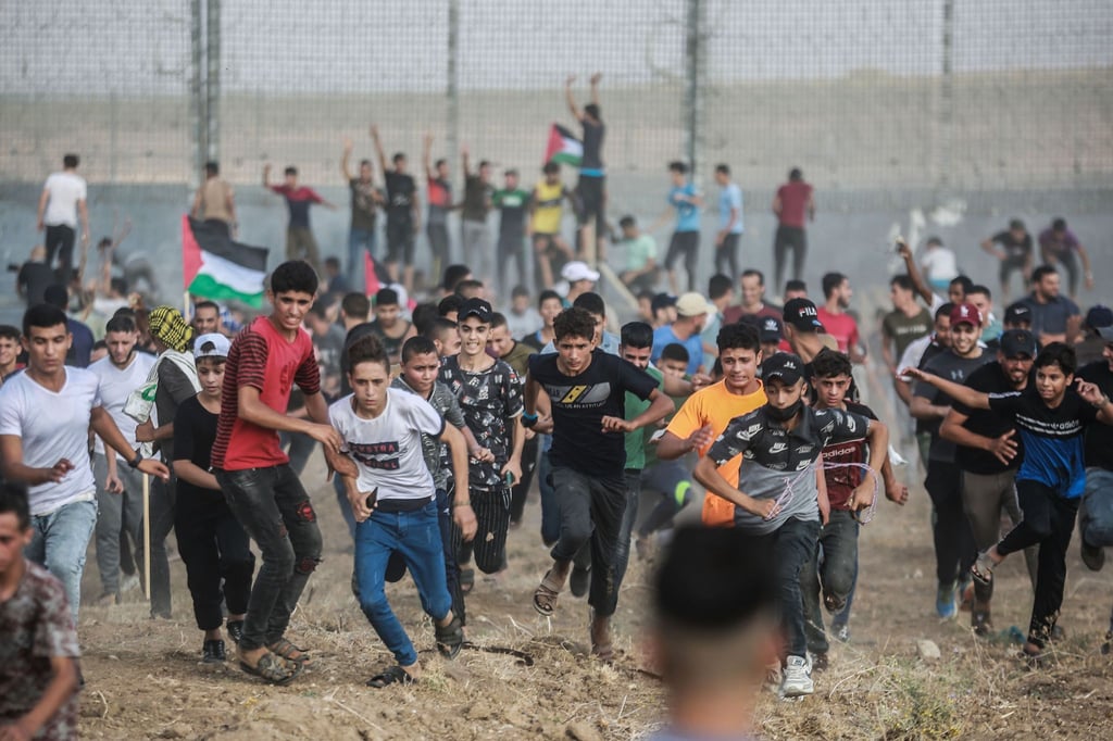 Palästinensische Demonstranten stoßen mit israelischen Sicherheitskräften zusammen.