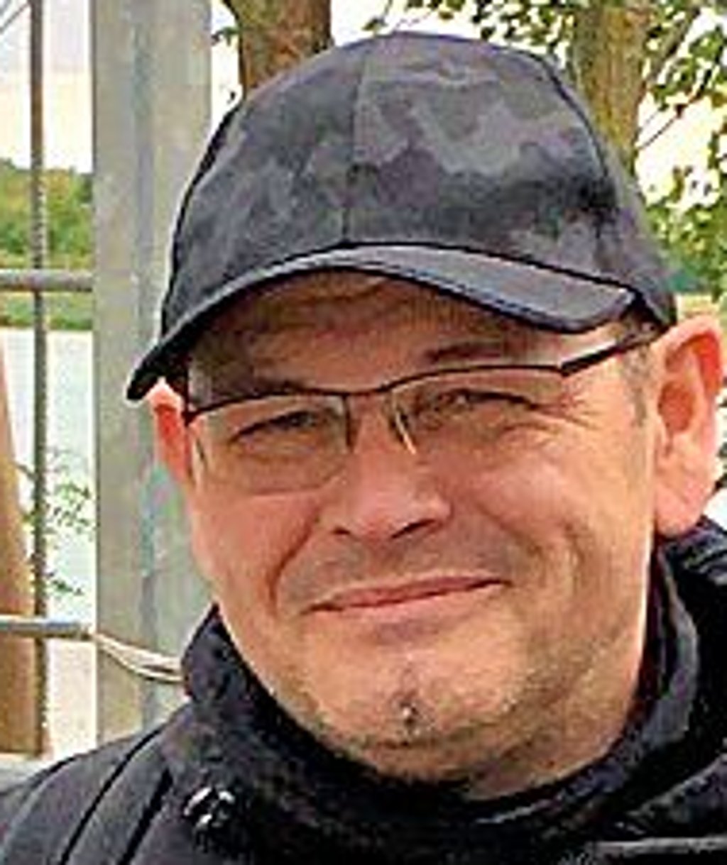 Der Vorsitzende des Magdeburger Anglervereins Matthias Kabel erläutert die Situation am Salbker See.