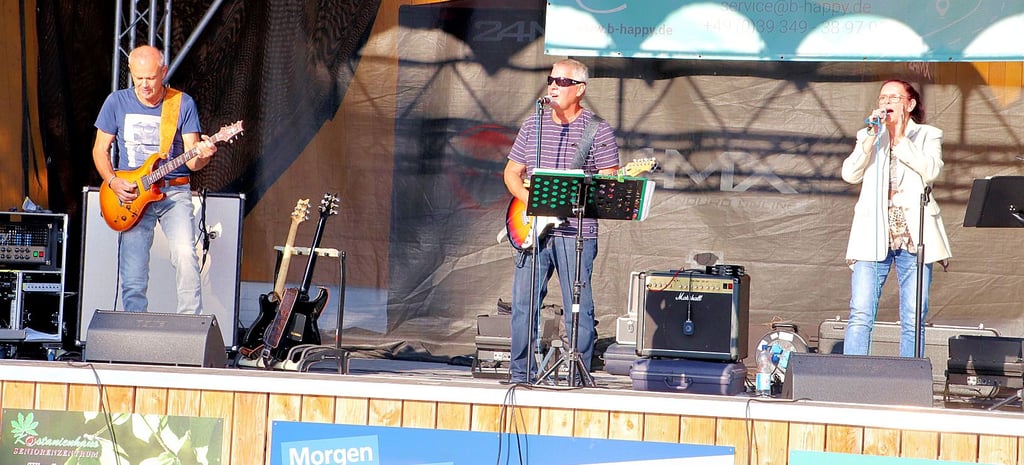 Vor rund 150 Besuchern präsentierte sich die Magdeburger Band ?Gold Pack? auf der Freilichtbühne in Güsen.