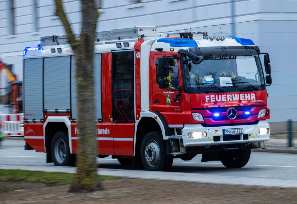 Ein Feuerwehrfahrzeug fährt mit Blaulicht zu einem Einsatz.