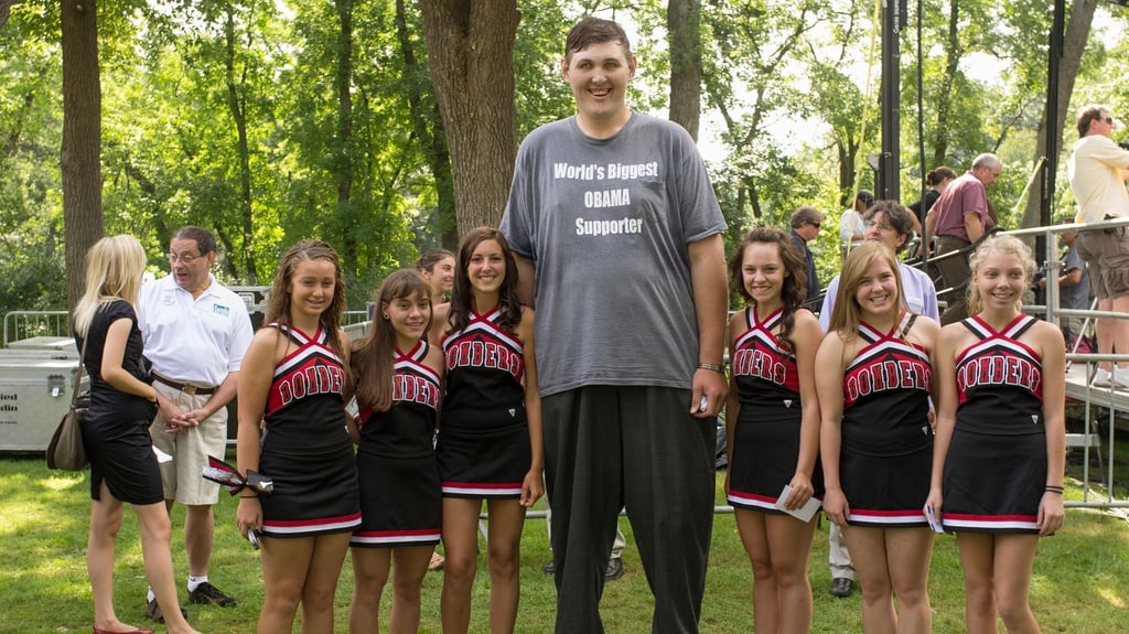Igor Vovkovinskiy im Jahr 2011 als Wahlkampfhelfer von Barack Obama mit Cheerleadern in Cannon Falls im US-Bundestaat Minnesota.