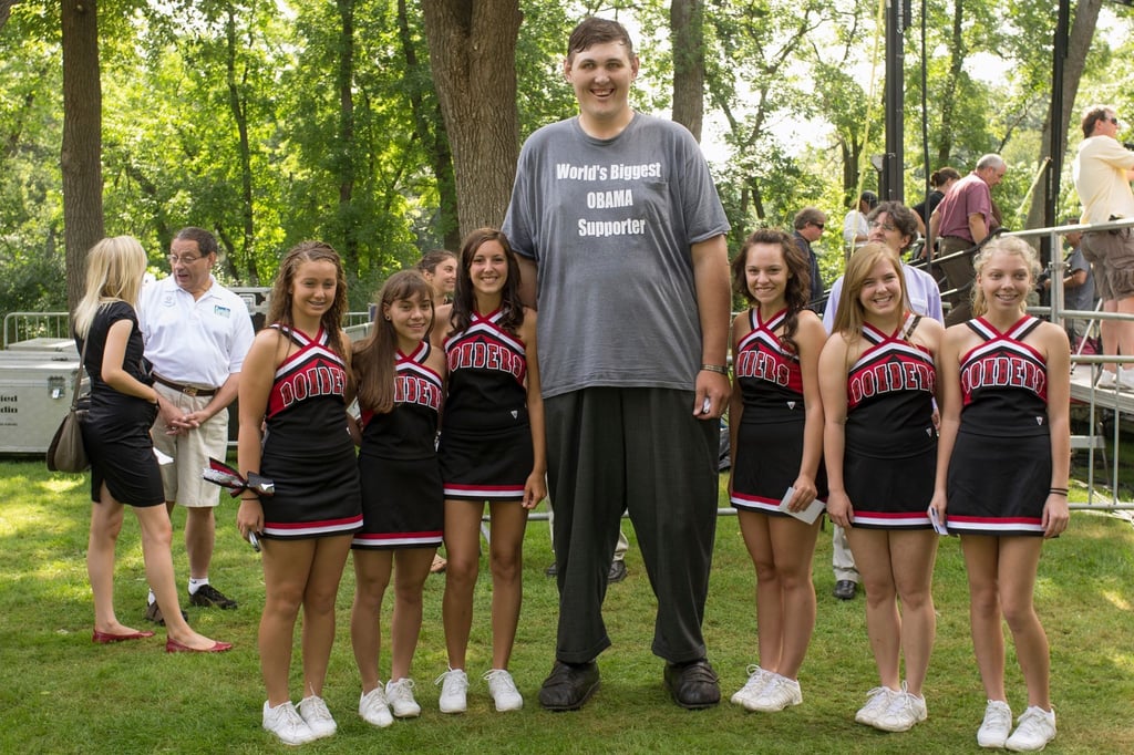 Igor Vovkovinskiy im Jahr 2011 als Wahlkampfhelfer von Barack Obama mit Cheerleadern in Cannon Falls im US-Bundestaat Minnesota.