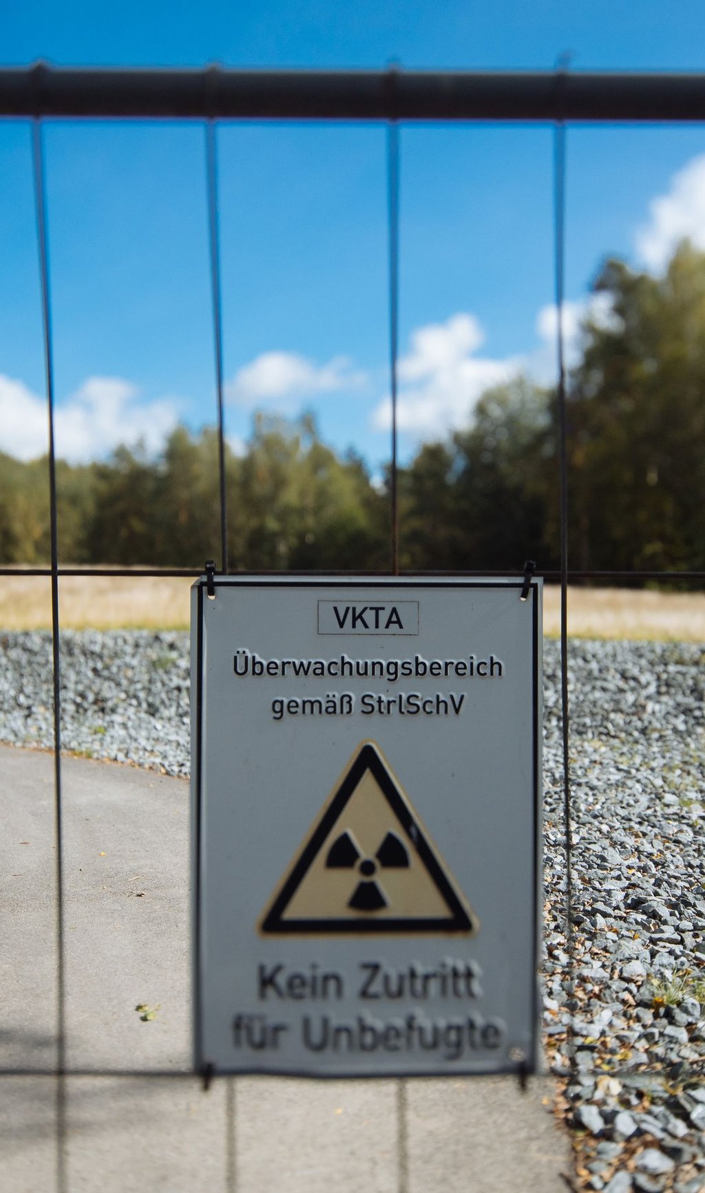 Ein Schild warnt am Absperrzaun vor dem Betreten des Geländes.