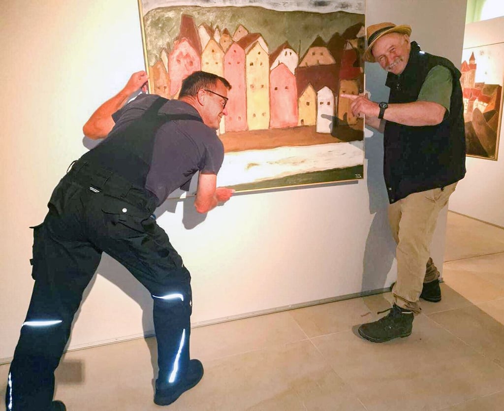 Die Aufbauarbeiten für die neue Ausstellung „Steinere Spuren“ von Alexander Dettmar (re.) im Alten Rathaus sind voll im Gange.
