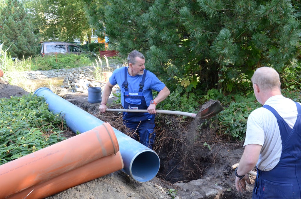 Um den Wasserfall an der Gartenstraße wieder zum Laufen zu bringen, erfolgen Arbeiten vor Ort. Unter anderem wird ein neuer Ablauf gelegt.