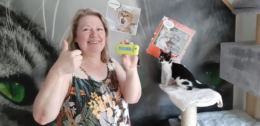 Monika Urbanzik mit Kater Franzl und dem Lesegerät. Weil der Kater gechippt und registriert war, konnte er seinem Besitzer in Altenplathow schnell zurückgegeben werden.