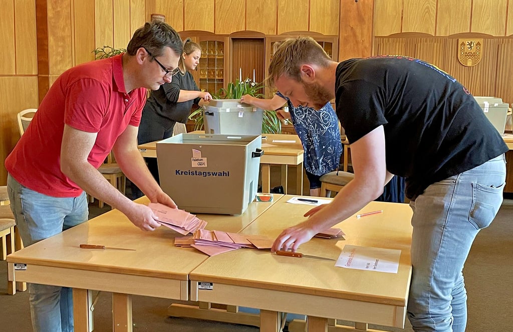 Bei der Landtagswahl hatten Clemens Grafenhorst (rechts) und Steve Feld im Briefwahllokal der Verbandsgemeinde Egelner Mulde allerhand zu tun.
