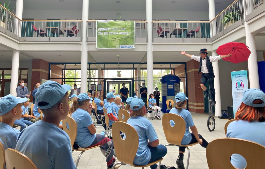 Zauberei und Einradfahren sind zwar keine Gewerke des Ausbildungszentrums Holleben, erfreuen dennoch die Kinder des dortigen Feriencamps.