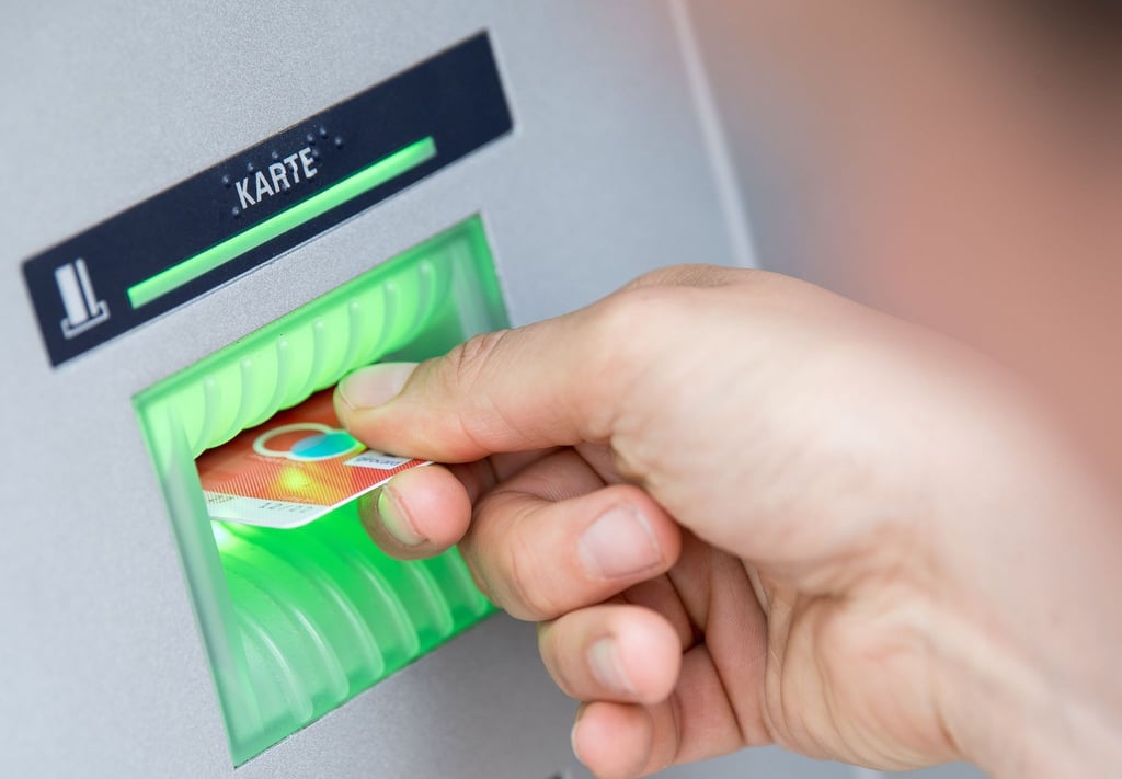 Mit einer Girokarte lässt sich Geld abheben, aber auch vielerorts im Geschäft direkt bezahlen.