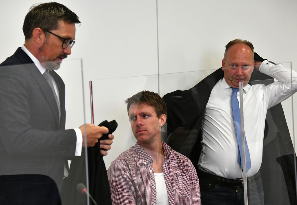 Ex-NPD-Kommunalpolitiker Maik Schneider (M) und seine Anwälte Mathias Noll (r) und Sven-Oliver Milke.