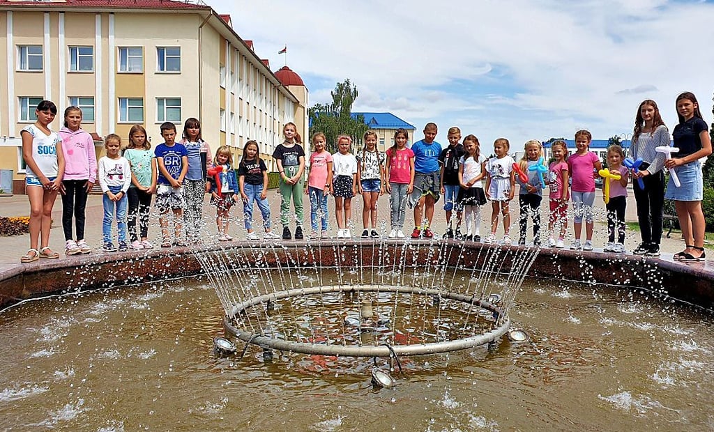 Die Mädchen und Jungen aus den Orten Struga und Reschitza am Brunnen in Stolin, der rund 12.000 Einwohner zählenden Kreisstadt nahe der ukrainische Grenze.