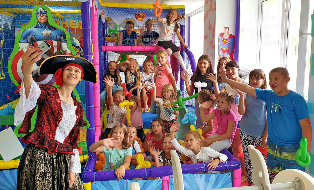 Großen Spaß hatten die Mädchen und Jungen beim Animationsprogramm in der Abenteuerwelt des Hotels „Gorin“ in Stolin. Möglich gemacht hat diesen Vormittag die Tschernobylhilfe Harz. Normalerweise hätte der Verein die Kinder wieder für vier Wochen in den Harz geholt.