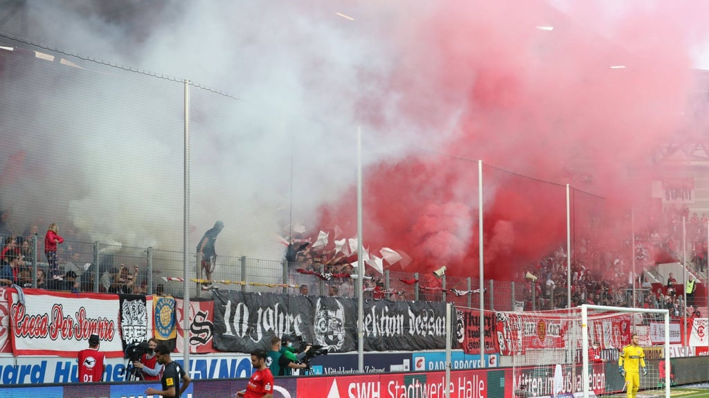 Die HFC-Fans zünden Pyrotechnik beim Anpfiff gegen den 1. FC Kaiserslautern.
