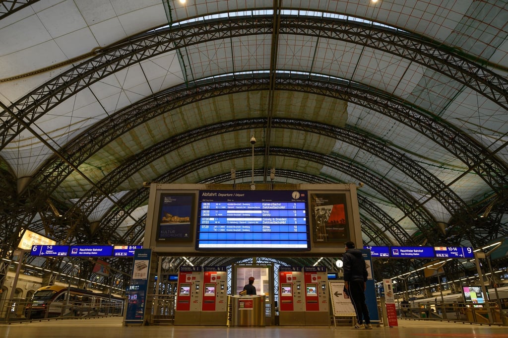 Der Dresdner Hauptbahnhof ist fast menschenleer.