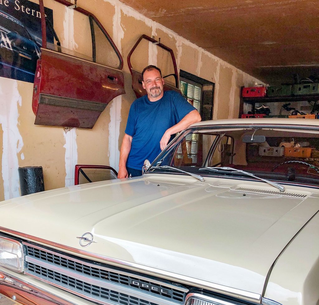 Stolz ist Jörg Fürst auf seinen Opel Rekord, Baujahr 1967.