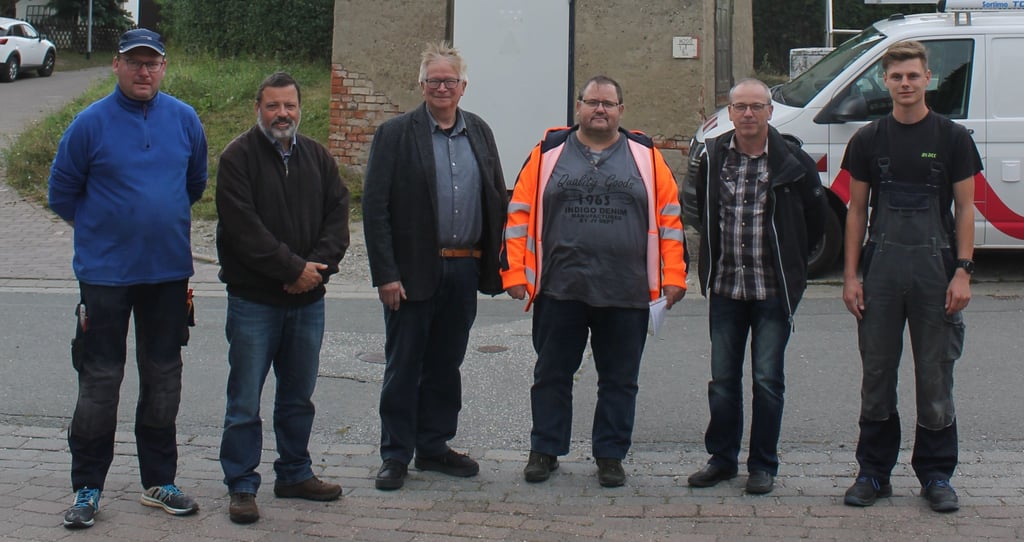 Der Heimatverein Langeln hat jetzt den Schlüssel für den elten Elektroturm im Klostergarten erhalten. bei der Übergaben waren zugenen (von links): Florian Schulz, Hendrik Finger, Ortsbürgermeister Bernd Waßmus, Holger Wesemann, Volker Michael und Marius Holste von der Avacon AG.
