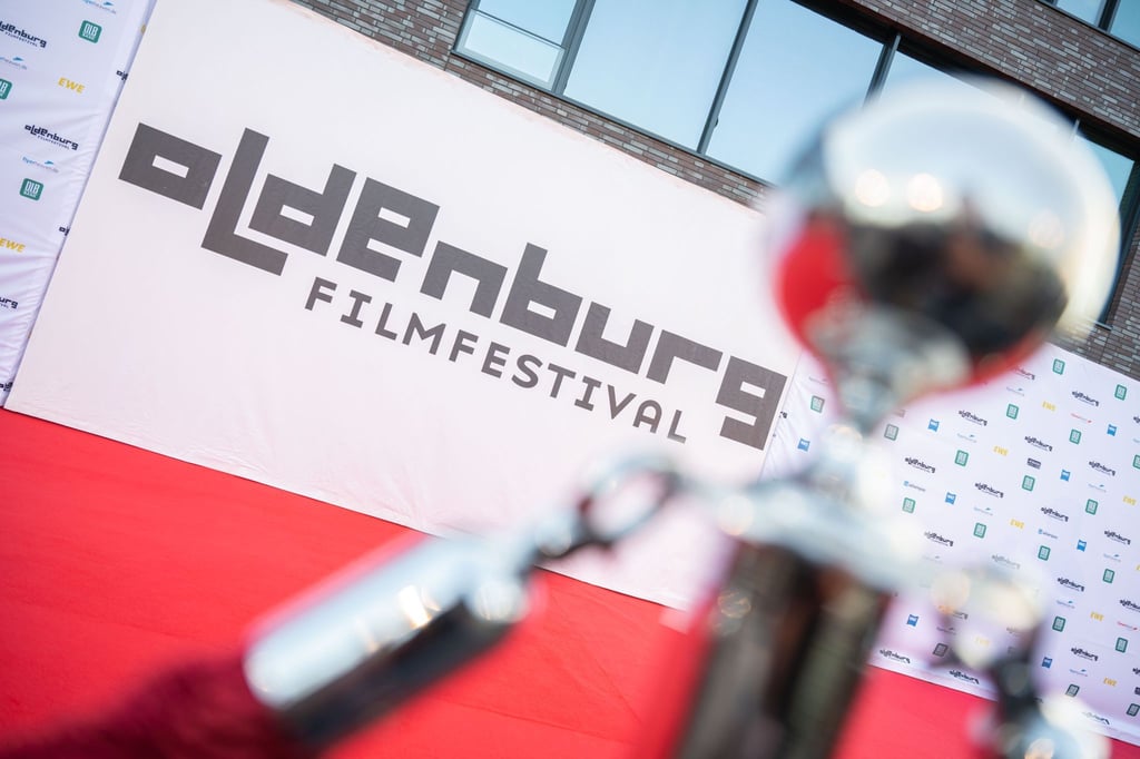 Der Schriftzug „Oldenburg Filmfestival“ ist am roten Teppich zu sehen.