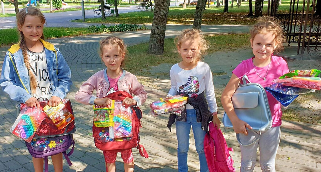 Freuten sich über neue Schulrucksäcke und Süßigkeiten (von links): Aljona, Kristina, Arina und Olga.