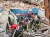 Rettungskräfte der Feuerwehr vor dem eingestürzten Wohnhaus in Turin.