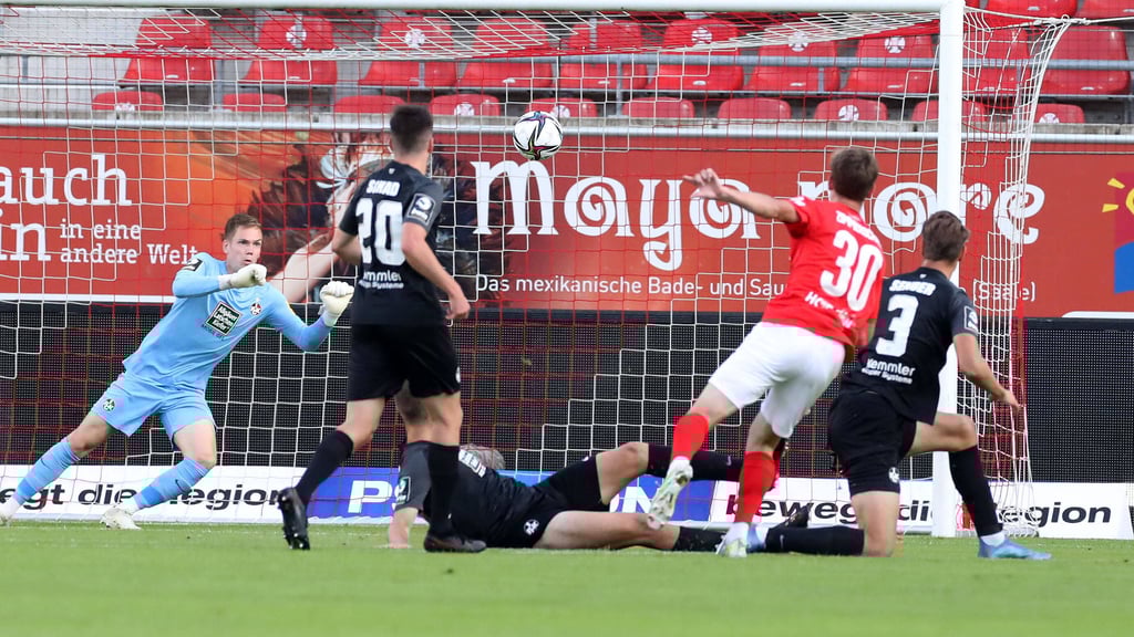 Ab in die Maschen: Tom Zimmerschied trifft hier zum 1:0 gegen den FCK.