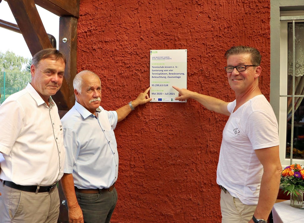Es ist geschafft! Mit Hilfe von europäischem Fördergeld konnten auf der Tennisanlage in Jessen umfangreiche Arbeiten ausgeführt werden. Darüber freuen sich Jürgen Dannenberg, Leiter der Lokalen Aktionsgruppe „Wittenberger Land“, Vereinsvorsitzender Michael Fischer (rechts) und der Jessener Bürgermeister Michael Jahn (links).