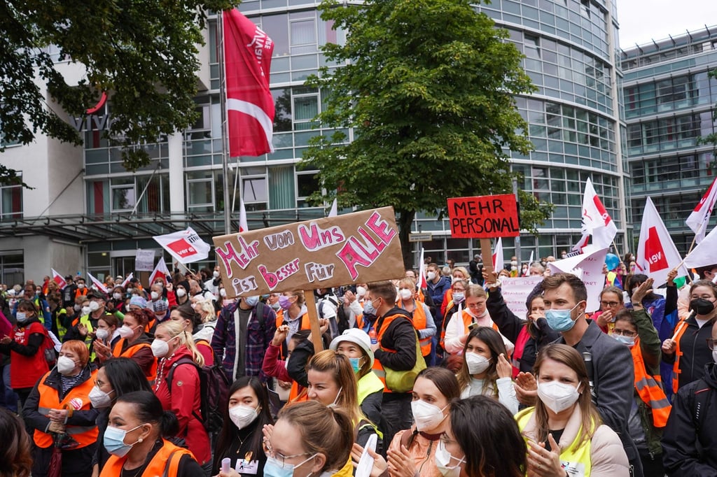 Zahlreiche Pflegekräfte und andere Beschäftigte nehmen an einer Kundgebung vor der Vivantes-Zentrale in Berlin teil.