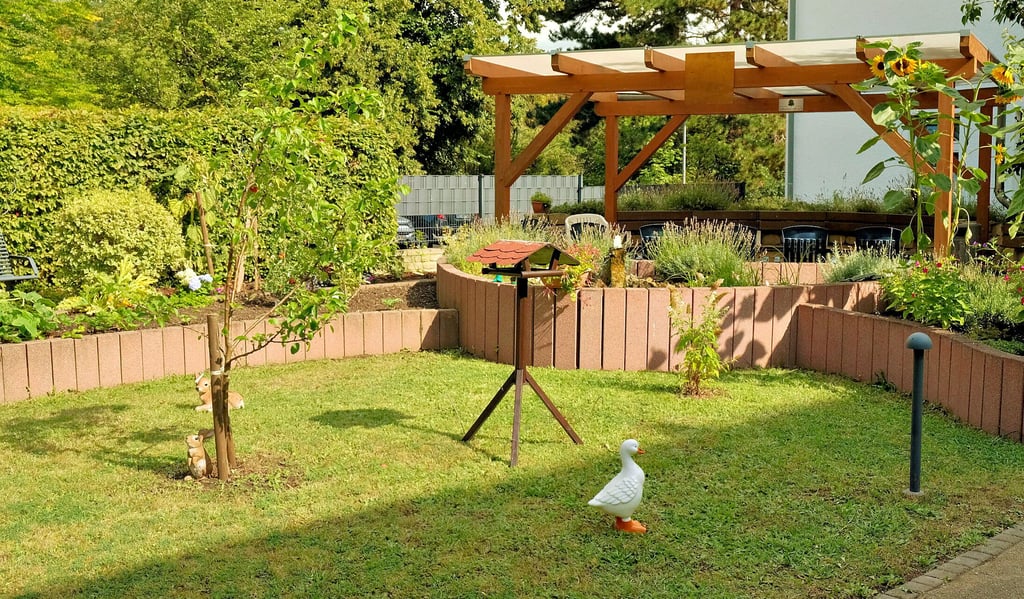 Blick in den gepflegten Therapiegarten der Gerontopsychiatrie des Harzklinikums in Blankenburg. Hinter den Hochbeeten steht der vom Verein „Lebenskraft“ gestiftete Pavillon. Er hat die dort zunächst aufgestellten Sonnenschirme ersetzt.