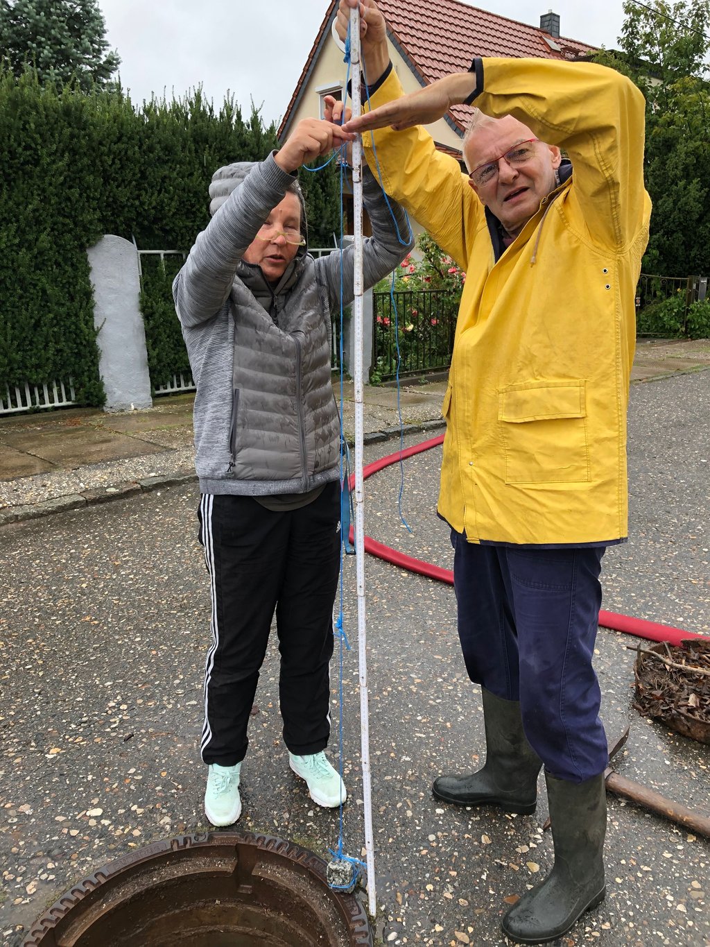 Bei einigen Häusern in Meuschau waren die Keller der Häuser vollgelaufen. Ortschronistin Iris Spazier und Ortsbürgermeister Axel Warmut stellten fest, dass das Wasser 1,80 Meter hoch im Schacht der Kanalisation stand. Es konnte einfach nicht abfließen.