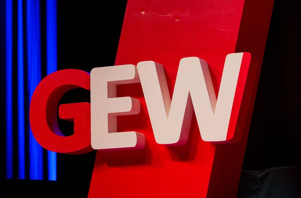 Das Logo „GEW“ hängt an einer Stele.