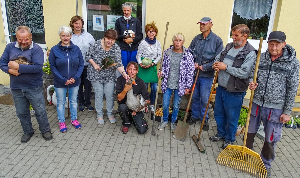 Gruppenbild des Schwanenteich-Teams mit Ganter Guste und anderen Pflegetieren