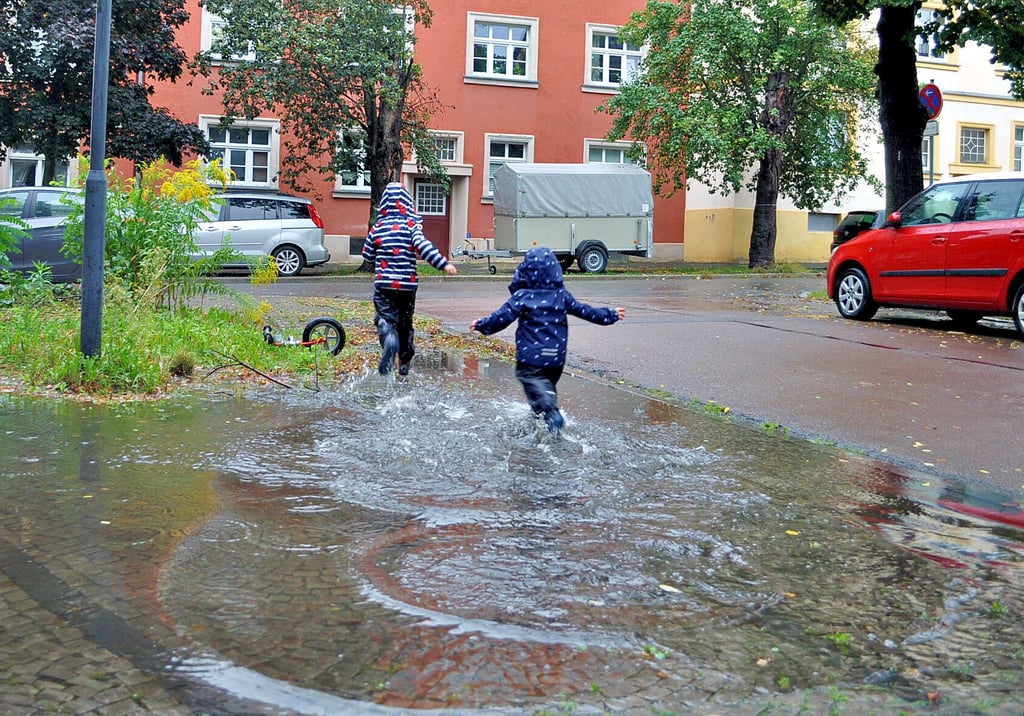 In Weißenfels sorgte der viele Regen für teils große Pfützen, wie hier in der Moritz-Hill-Straße Ecke Ferberstraße.