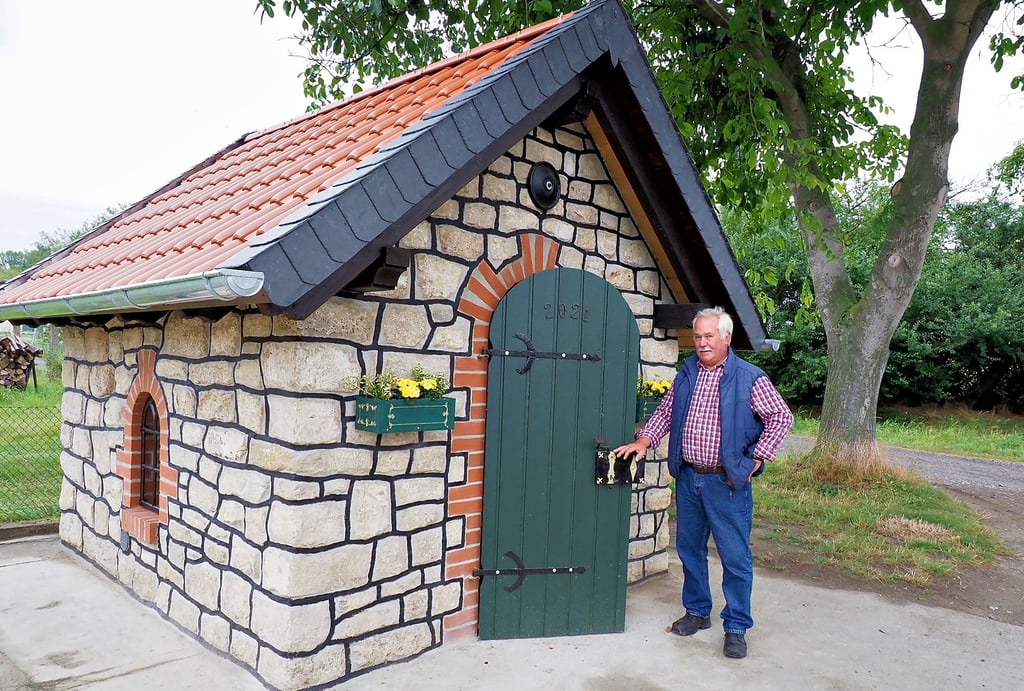 Das kleine Gebäude mit Liebe fürs Detail, das Ulrich Strutz gebaut hat, sieht märchenhaft aus, hat aber einen praktischen Nutzen.