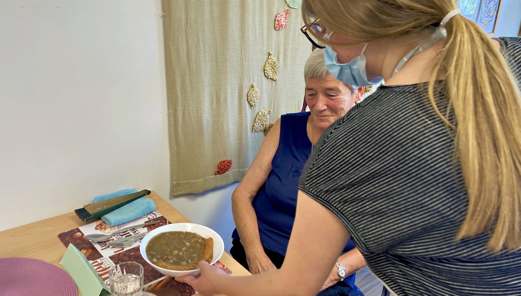 Frau Rohkohl kommt dreimal die Woche zum Mittagstisch in das Servicezentrum in Magdeburg-Olvenstedt im Bruno-Beye-Ring 3. Das Essen schmeckt ihr gut.