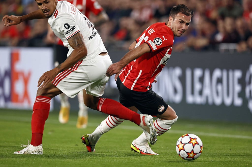 Verpasste mit Eindhoven gegen Benfica Lissabon die Königsklasse: Mario Götze (r).