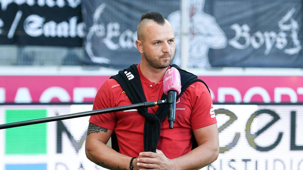Toni Lindenhahn spricht im Leuna-Chemie-Stadion zu den Fans.