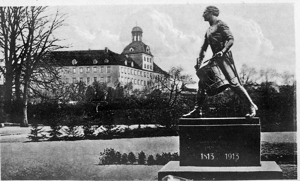 Mit dem Trommler von 1913 am Amtsgericht schaut man zur Moritzburg.