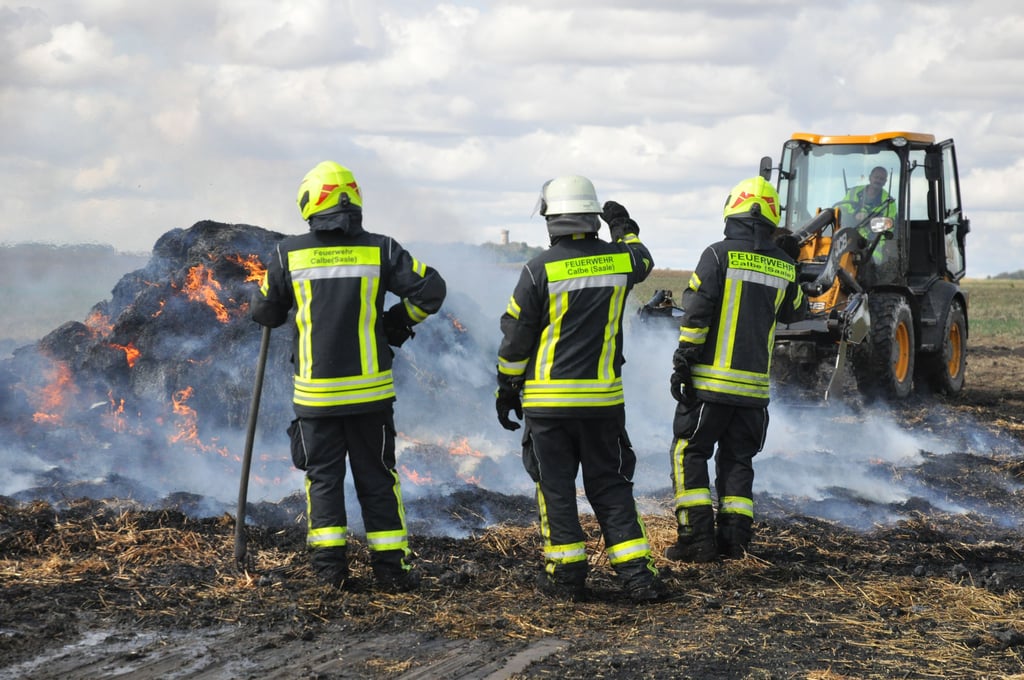 Feuerwehr und Bauhof aus Calbe bei den Löscharbeiten auf einem Feld Richtung Schönebeck.