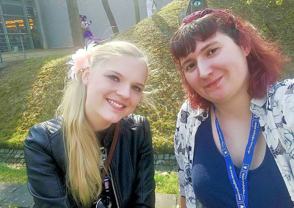 Als es noch kein Corona gab, haben sich die beiden Bloggerinnen auf Buchmessen in Leipzig oder Frankfurt getroffen, trotz der großen Entfernung. Zuletzt 2019. Fest eingeplant ist, dass Kristina (links) ihre Blogpartnerin Nicci in Atzendorf mit Familie besucht.