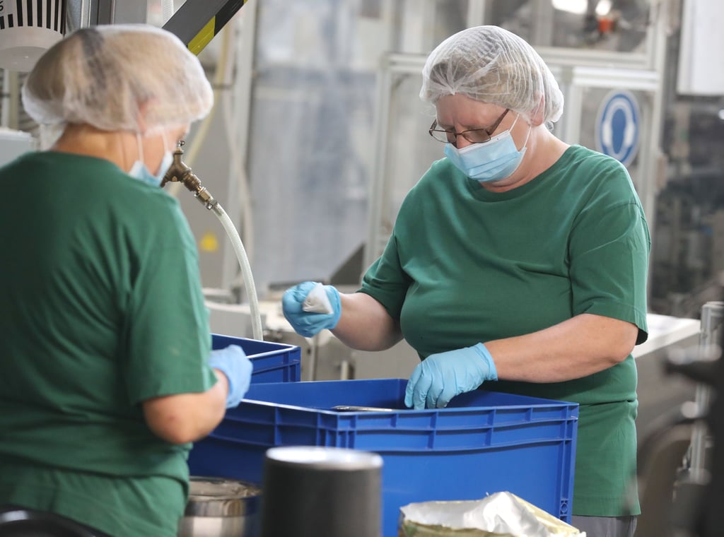 Eine Vielfalt von Unternehmen bestimmt das Bild der deutschen Wirtschaft - hier ein Bild aus der Verpackung von Tee in Gera. In vielen Städten und Landkreisen gibt es aber mehr Gewerbeab- als -anmeldungen - so auch in Magdeburg.