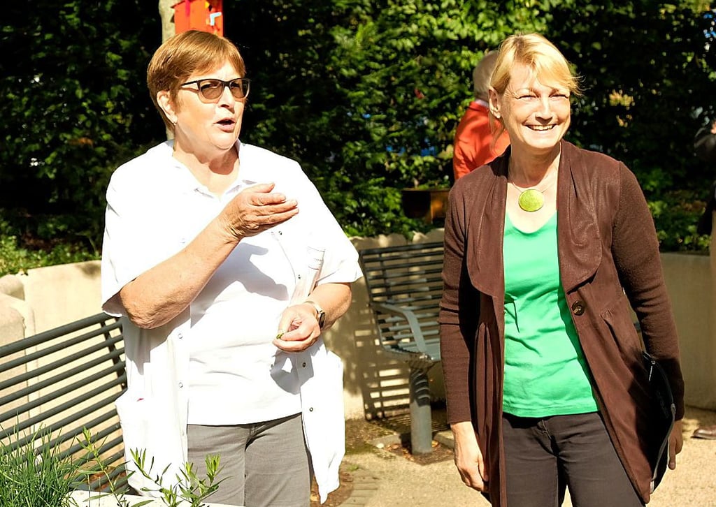 Oberärztin Dr. Kerstin Amse (links) mit Blankenburgs Park- und Garten-Expertin Birgit Walsch beim gestrigen Rundgang durch das kleine Gartenreich am Thie-Krankenhaus.